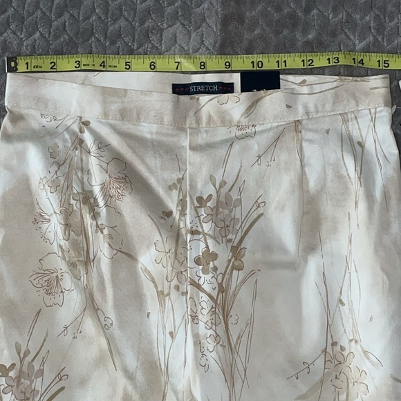 NWT Bill Blass Floral Print Capris. Size 10. Cotton/Lycra Blend. Cream/Brown. - Picture 7 of 13